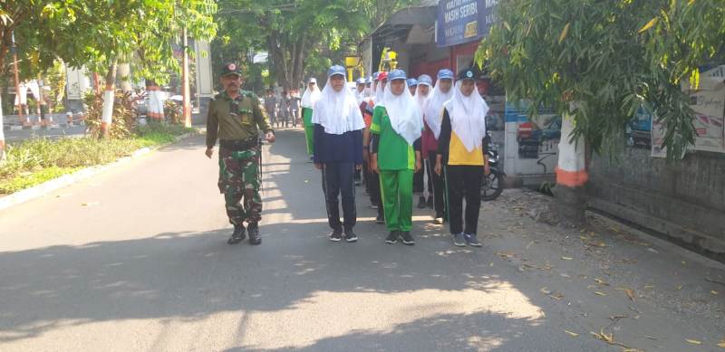 Babinsa Purwotengah Serma Samsul Huda saat melatih siswa-siswi SMA Taman Siswa, Kelurahan Purwotengah, Kecamatan Kranggan, Kota Mojokerto