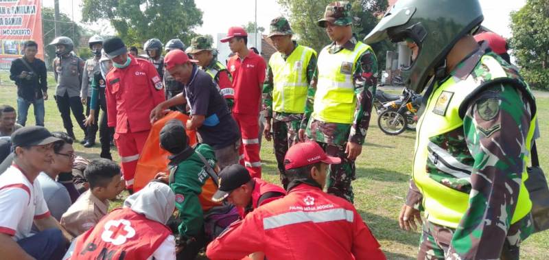 Suasana Simulasi Penanggulangan Bencana Banjir di Lapangan Dusun Kangkungan Desa Lengkong Kecamatan Mojoanyar Kabupaten Mojokerto