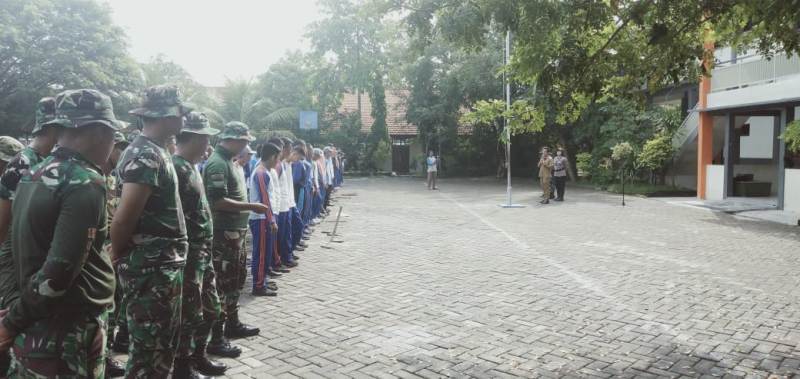 Gabungan Personel TNI dari Kodim 0815 Mojokerto bersama Forpimka dan Pihak Sekolah saat apel pelaksanaan kegiatan penghijauan di SMKN Mojoanyar
