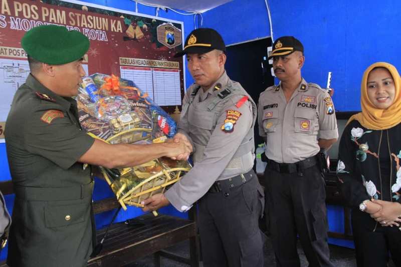 Dandim 0815 Mojokerto Letkol Inf Dwi Mawan Sutanto, SH., bersama Forkopimda Kota Mojokerto melaksanakan peninjauan Pos Pengamanan dan Pos Pelayanan di Wilayah Kota Mojokerto, Jawa Timur.