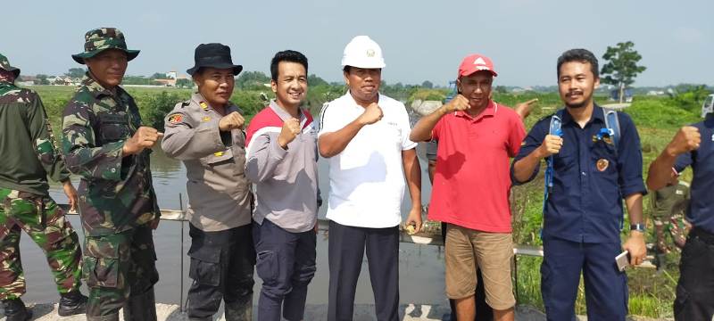 Danposramil Mojoanyar, unsur Forpimka dan Komunitas Relawan pose bersama Kalaksa BPBD Kabupaten Mojokerto usai kegiatan bersih-bersih kali