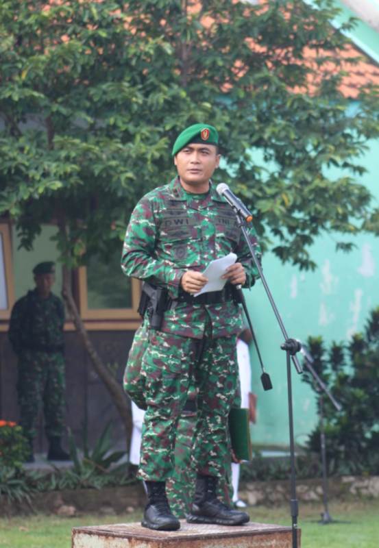 Dandim 0815/Mojokerto Letkol Inf Dwi Mawan Sutanto, SH., saat menjadi Irup pada Upacara Bendera rutin di SMKN 1 Trowulan, Kab. Mojokerto