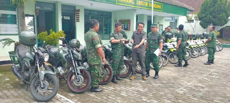 Tim Verifikasi Kodim 0815/Mojokerto saat melakukan pemeriksaan kendaraan bermotor di Makoramil Trawas dan Gondang