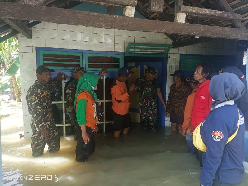 Dandim 0815/Mojokerto saat meninjau lokasi banjir di Desa Tempuran Kecamatan Sooko Kabupaten Mojokerto, Jawa Timur