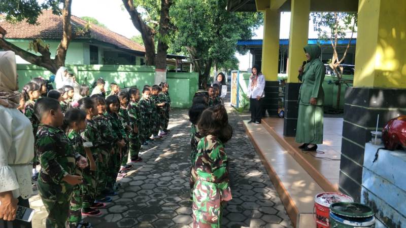 Ketua Persit KCK Ranting 20/Magersari Ny. Desto Jumeno saat mengajari 60 cara mencuci tangan yang benar bagi siswa TK Kartika IV-60