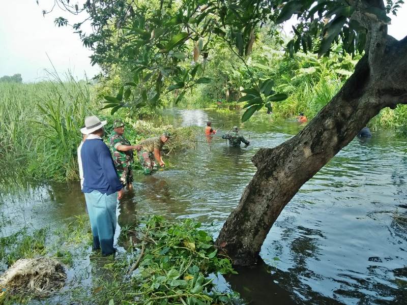 Gabungan personel TNI dari Koramil 07/Jetis bersama Perangkat Desa, PPL, Gapoktan dan Warga saat membersihkan aliran anak sungai Marmoyo di wilayah Jetis Kabupaten Mojokerto