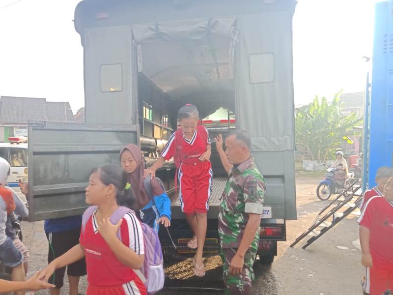 Danramil Sooko Kapten Inf Hari Subiyanto saat menjemput para pelajar dan mendistribusikan logistik bagi warga terdampak banjir
