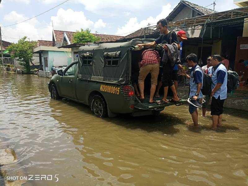Mobil Patroli Kodim 0815/Mojokerto antar jemput warga di lokasi terdampak banjir  