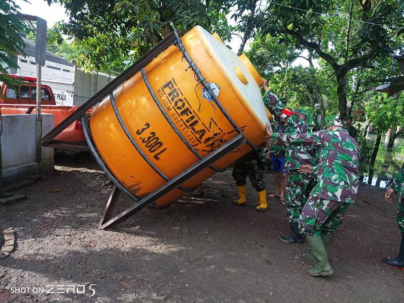 Personel Kodim 0815/Mojokerto bersama Petugas BPBD Kabupaten Mojokerto memasang tandon penampungan air bersih di Dusun Bekucuk dan Dusun Tempuran Desa Tempuran Kecamatan Sooko Kabupaten Mojokerto