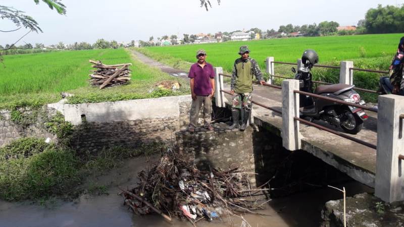 Danpos Ramil Mojoanyar Lettu Inf Akhmad Rifa’i (Pake Training Biru) bersama Kapolsek dan sejumlah anggota, perangkat desa dan warga melakukan pembersihan sampah di Sungai Gayaman