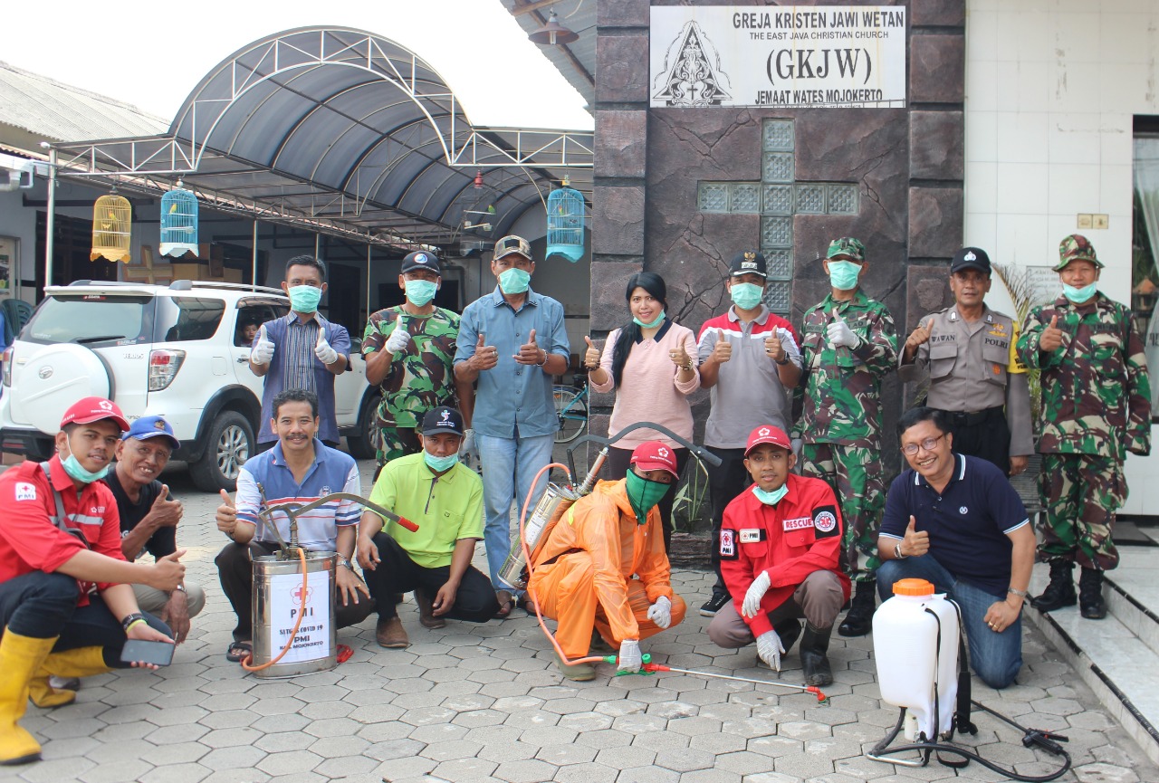 Personel TNI dari Koramil jajaran Kodim 0815/Mojokerto bersama Petugas dari UPT Puskesmas melakukan penyemprotan Disinfektan di sejumlah lokasi
