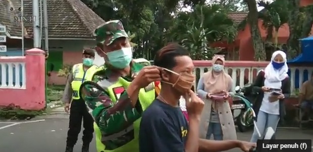 Personel TNI dari Koramil 0815/16 bersama Polsek, UPT Puskesmas dan Elemen Masyarakat bagikan masker bagi pengguna jalan di Bundaran Griyaku dan Pasar Wisata Pacet