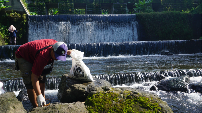 Pemuda Komunitas Kali Kuning Wedomartani memungut sampah - sampah non organik