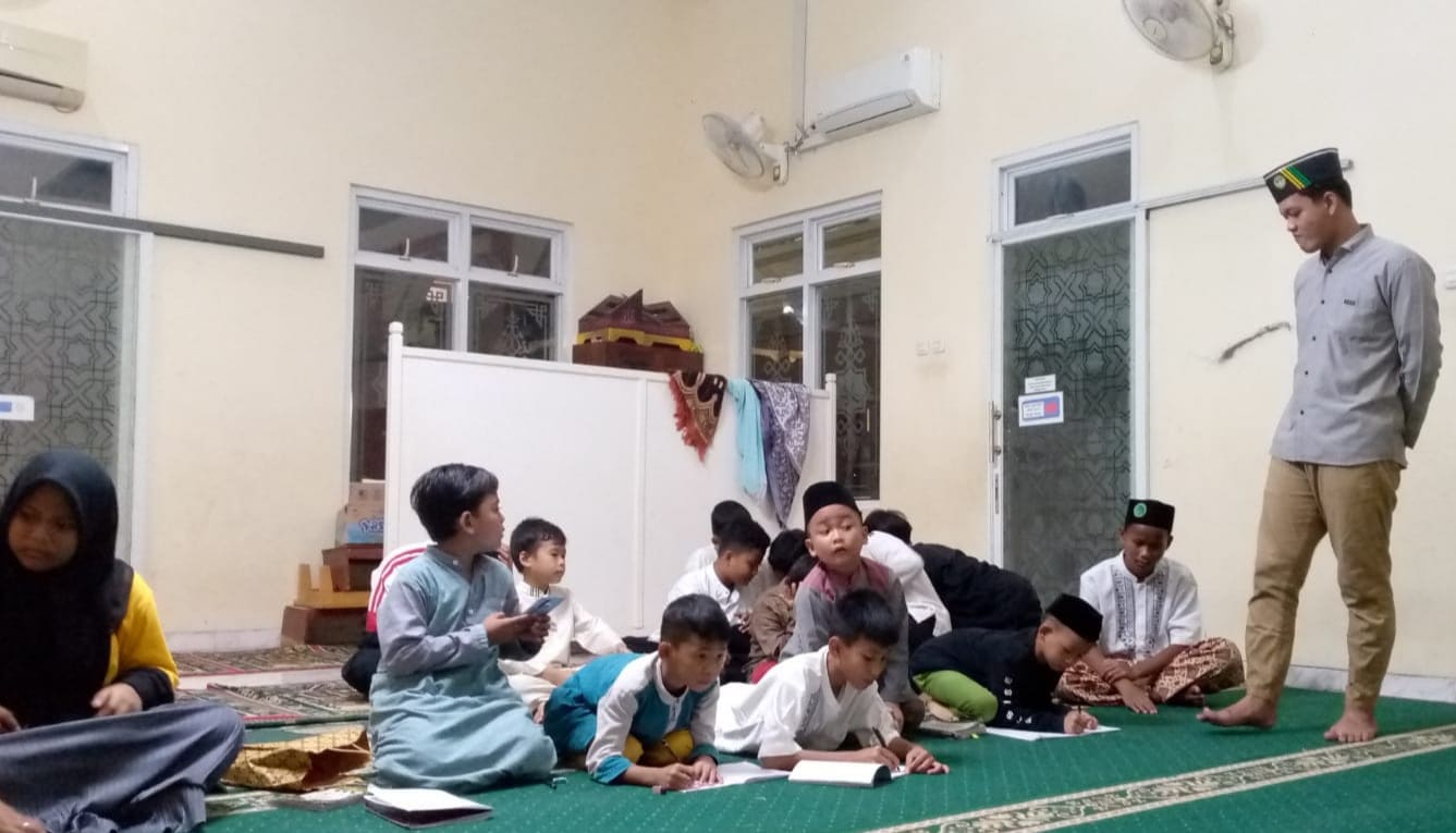 Foto : Kegiatan Literasi Keagamaan terhadap Remaja dan Anak-anak