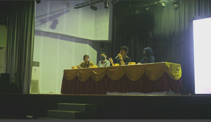 Sesi diskusi dengan Kepala Seksi Layanan Publik M Aden Barlian (foto : Fadhlan – Mahasiswa Produksi Media Politeknik Tempo)