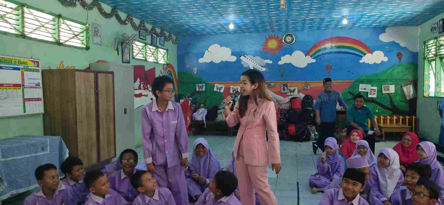 Coach Priska Sahanaya membagikan materi public speaking. Sumber: Dok. Pribadi